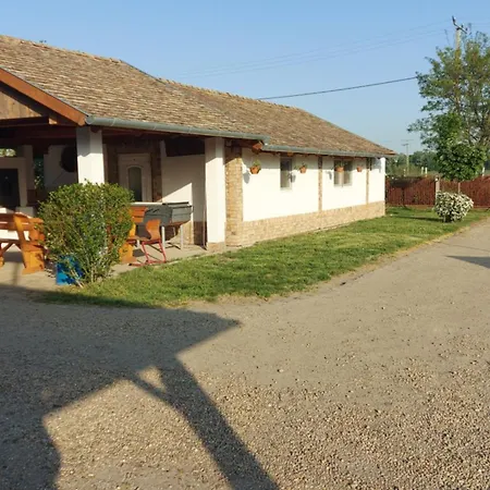 Anna Apartman Apartment Maroslele